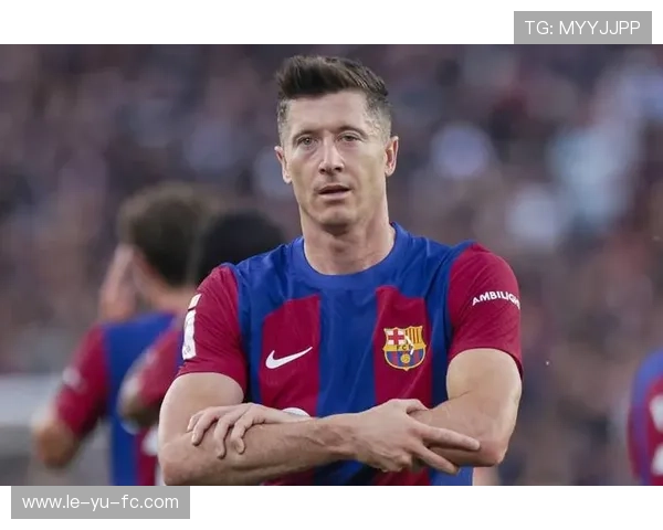 莱万临危受命去防守？揭秘巴萨欧冠失利背后波兰神锋被逼改踢后卫的真相