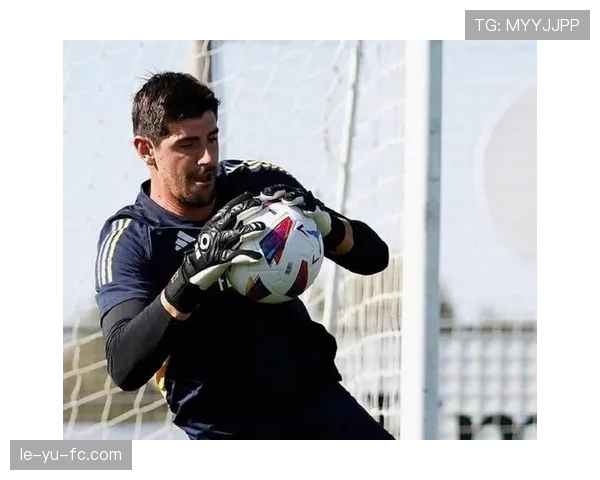 库尔图瓦身高优势助力皇马防线稳定，成功扼制对手进攻威胁