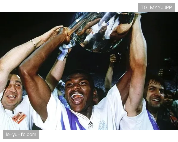 内斯塔与马塞尔·德赛利在防守转换下分化,呈现单点驱动与多点协防趋势 内斯塔与马塞尔·德赛利在防守转换下分化,呈现单点驱动与多点协防趋势