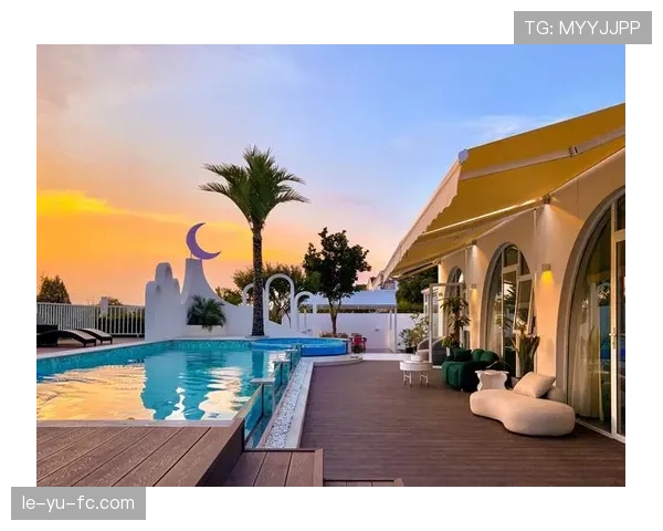 刷到约书亚酒店泳池那张自拍，泳池比我整栋小区还奢华，心态直接碎了